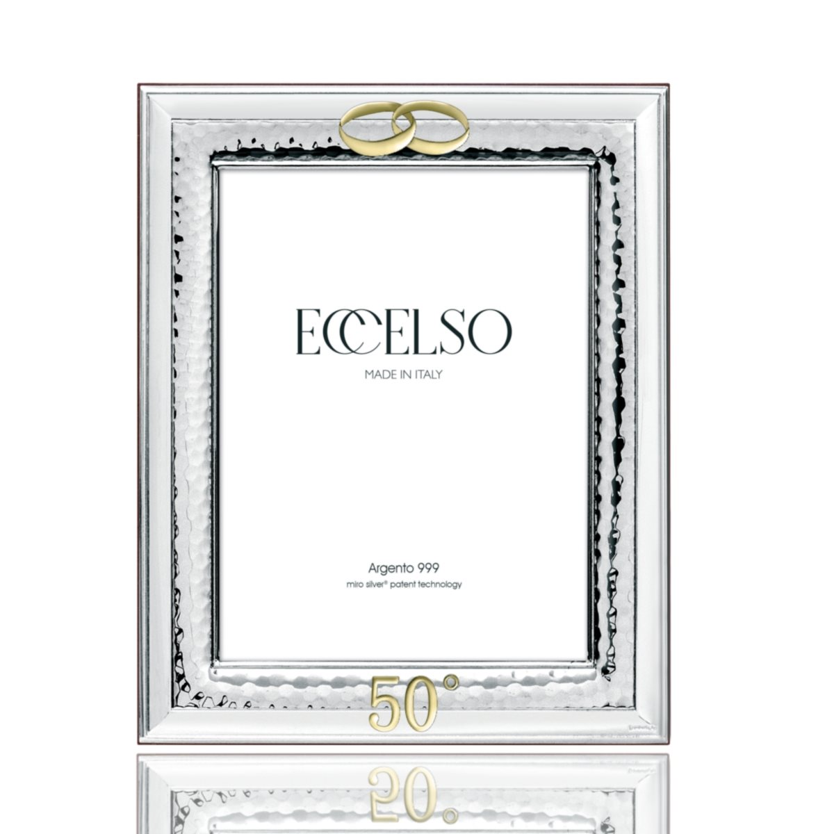 Cornice 13x18 per nozze d'oro in argento laminato con coppia di fedi intrecciate e simbolo del 50° anniversario dorati su fascia martellata