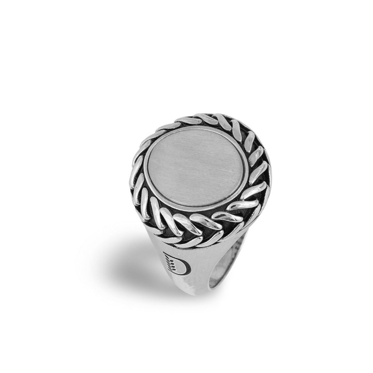 Anello chevalier ovale realizzato in argento 925 brunito dal brand dueaerre 1938